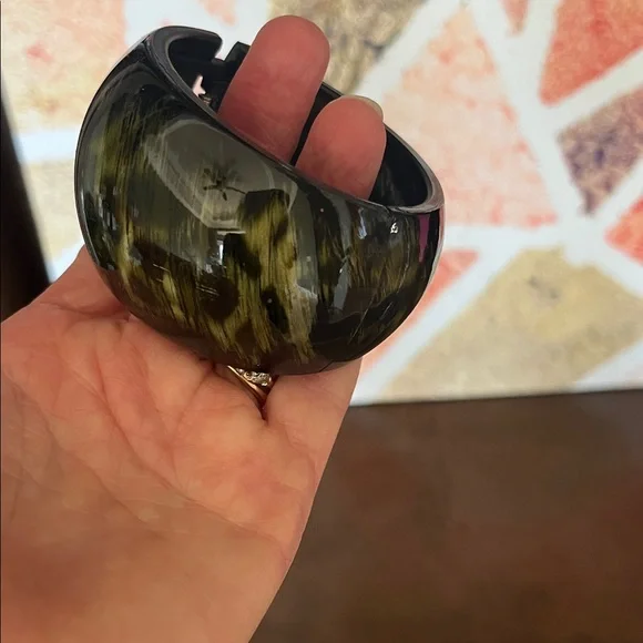 Green Chunky Bangle Bracelet - Picture 4 of 9